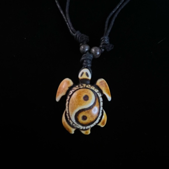 NEW  Unisex Ying and Yang Turtle Necklace - Picture 3 of 3